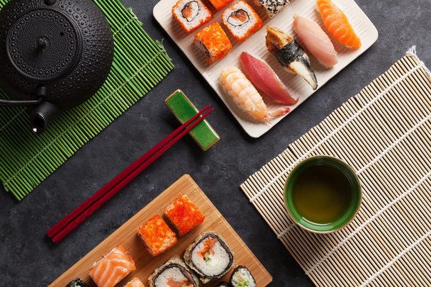 Ensemble de sushi, maki et thé vert
 - Photo, image