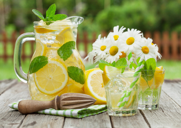 Lemoniady z cytryna, mięta i lodu - Zdjęcie, obraz