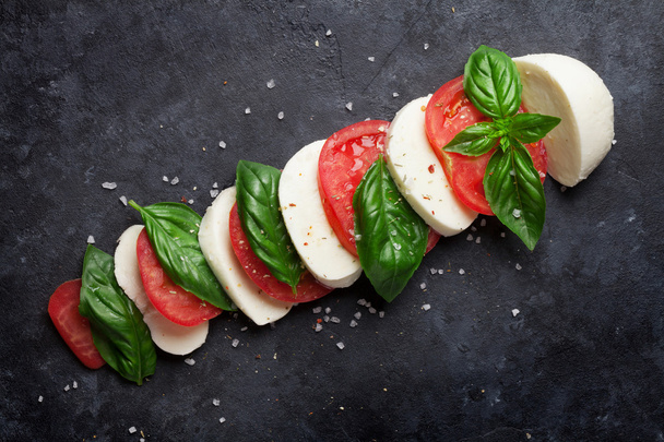 Mozzarella, tomate et basilic
.  - Photo, image