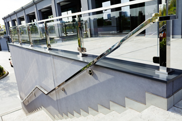Valkoiset portaat metalli ja lasi kaide, infront business building
 - Valokuva, kuva