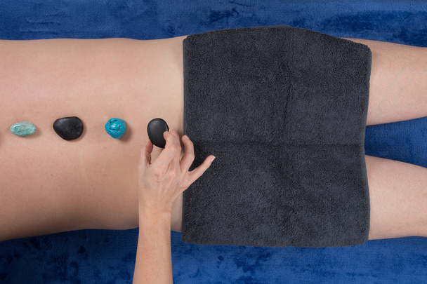 Mann erhält eine Kristallsteintherapie-Massage - Foto, Bild