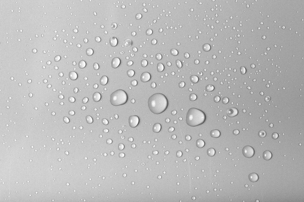 Wassertropfen auf einem farbigen Hintergrund. grau - Foto, Bild