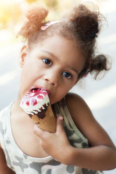 Cute little girl eating ice cream cone - Foto, immagini
