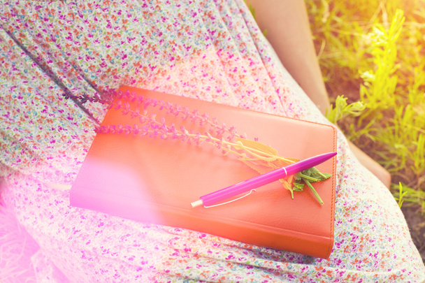Dívka v letních šatech drží knihu. - Fotografie, Obrázek