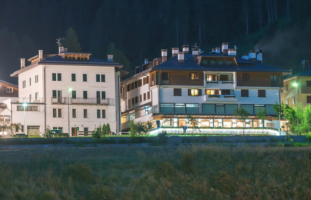 Aronzo la nuit, Italie. Centre ville au coeur des Dolomites
 - Photo, image