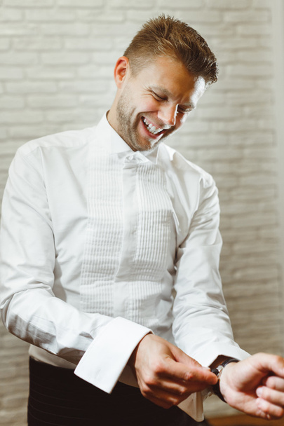 Sposo sorridente in camicia bianca
 - Foto, immagini
