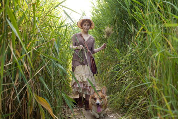 redhead woman with corgi dog - Foto, afbeelding