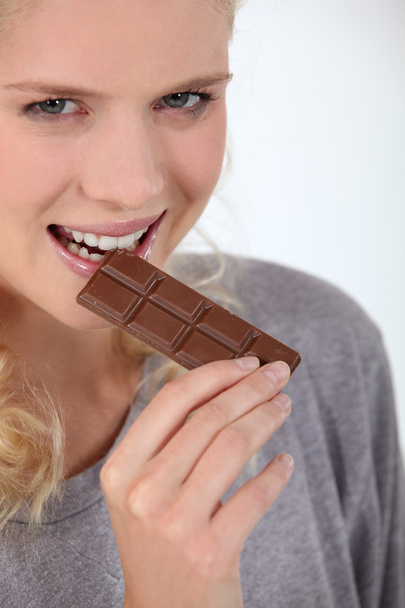 Woman eating chocolate - Foto, afbeelding