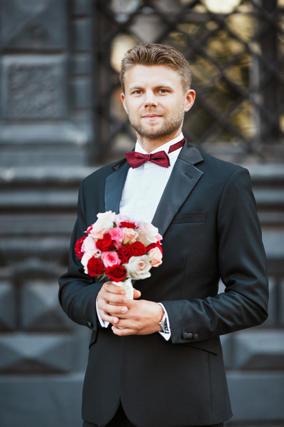 Bräutigam mit Blumenstrauß - Foto, Bild