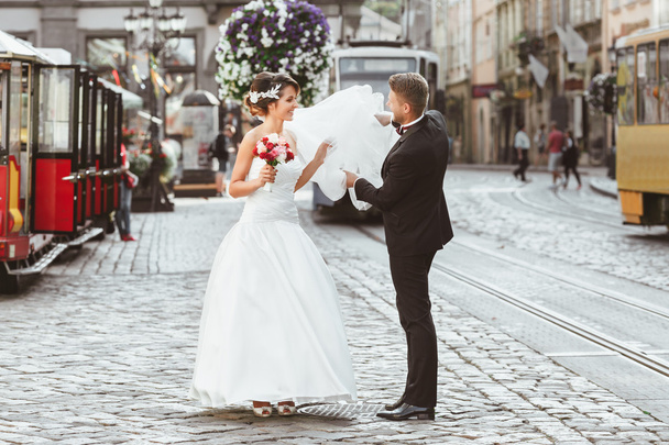 Braut und Bräutigam gehen über die Straße - Foto, Bild