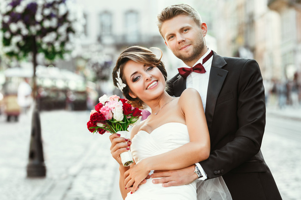 Mariée et marié tenant bouquet
  - Photo, image