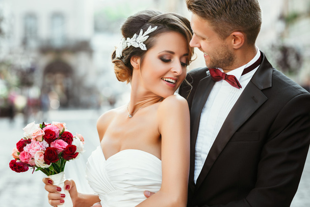 Braut und Bräutigam mit Blumenstrauß - Foto, Bild