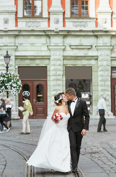 Menyasszony és a vőlegény, csók - Fotó, kép