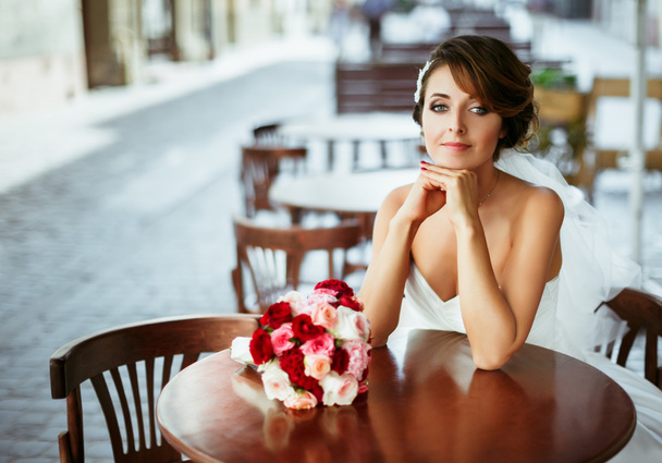 Mariée assise dans un café
 - Photo, image
