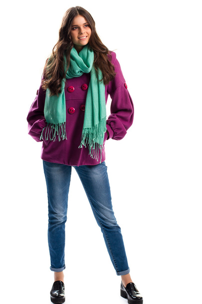 Женщина в фиолетовом пальто улыбается
. - Фото, изображение