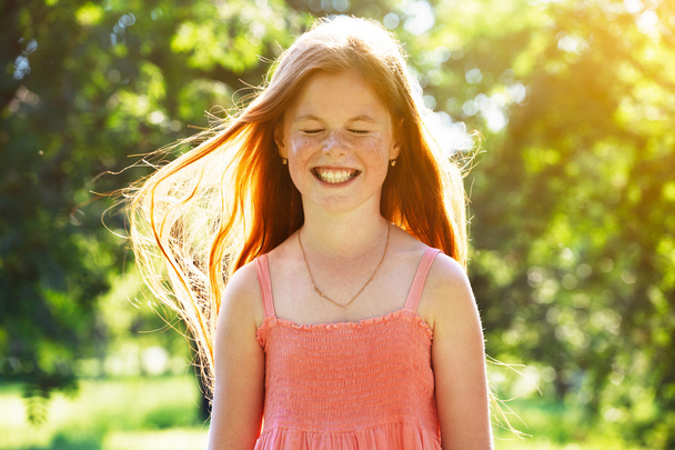 Smiling redhead girl with freckles - Foto, Imagem