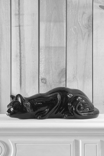 schwarze Katze Porzellanfigur über einem Kamin. Dekorationsset inte - Foto, Bild