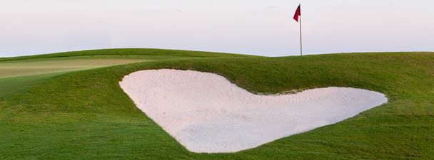 Hartvormige zand bunker voor groene golf - Foto, afbeelding
