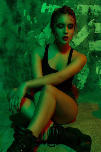 сексуальная брюнетка в черном белье на абстрактном зеленом сияющем С
 - Фото, изображение