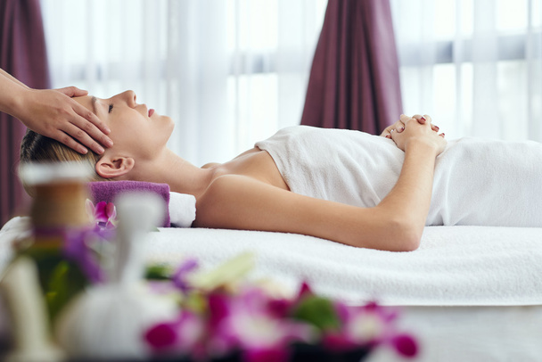 Mujer recibiendo masaje relajante en la cabeza
 - Foto, imagen