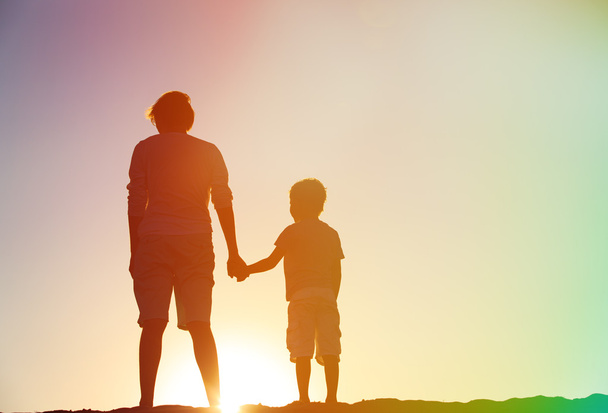 πατέρας και γιος, κρατώντας τα χέρια στο ηλιοβασίλεμα - Φωτογραφία, εικόνα