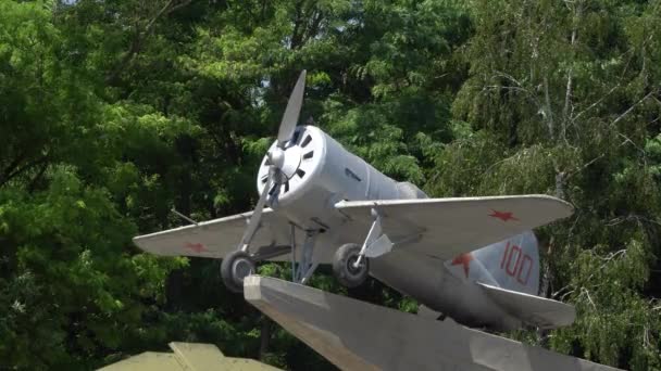 A repülőgép a második világháború emlékműve - Felvétel, videó