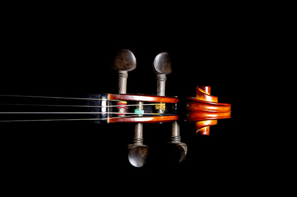 Скрипка Пег голова на чорному тлі
 - Фото, зображення
