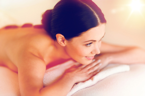 Femme au spa avec des pierres chaudes
 - Photo, image
