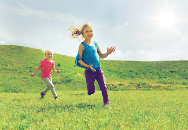 grupo de crianças felizes correndo ao ar livre
 - Foto, Imagem