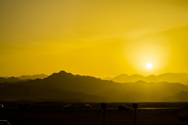 гарячий захід сонця в пустелі з видом на гори
 - Фото, зображення