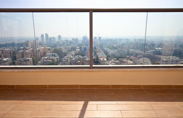  балкон в центре современного города
 - Фото, изображение