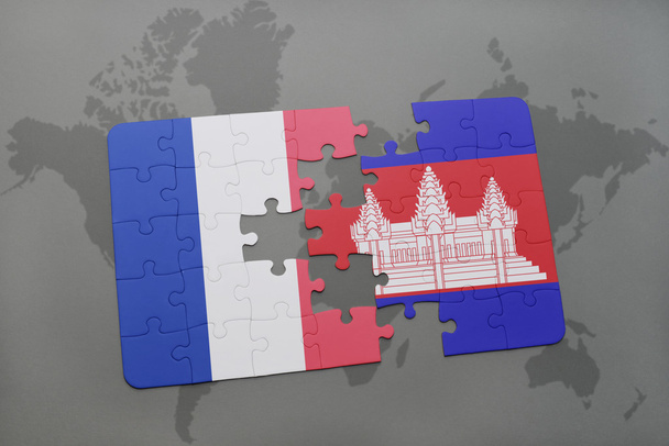 bir dünya haritası arka plan üzerinde Fransa ve Kamboçya ulusal bayrağı ile bulmaca. - Fotoğraf, Görsel