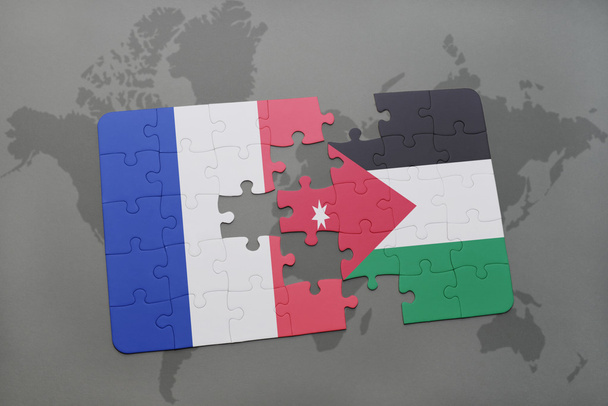 bir dünya haritası arka plan üzerinde Fransa ve Ürdün ulusal bayrağı ile bulmaca. - Fotoğraf, Görsel