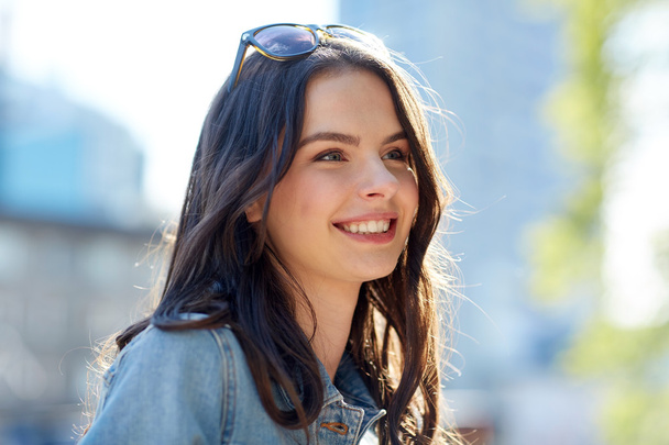 happy smiling young woman on summer city street - Foto, imagen