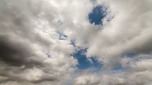 El lapso de tiempo de nubes de tormenta se mueve rápido
 - Metraje, vídeo