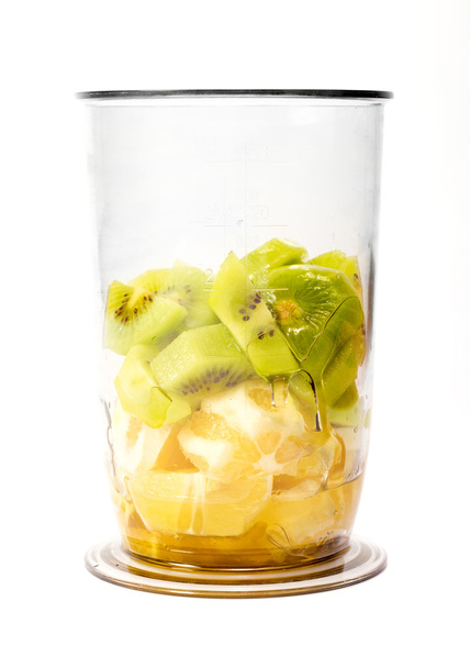 Pièces de kiwi et orange dans une tasse en plastique
 - Photo, image