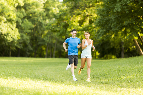 jeune couple courir - Photo, image