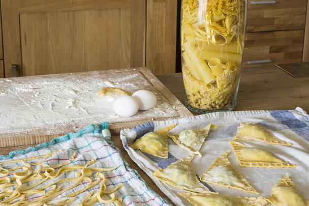 Verse pasta, zelfgemaakte en verschillende soort droge pasta - Foto, afbeelding