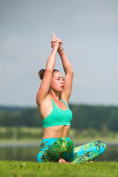 Yoga ragazza formazione all'aperto su sfondo natura. Concetto yoga
. - Foto, immagini