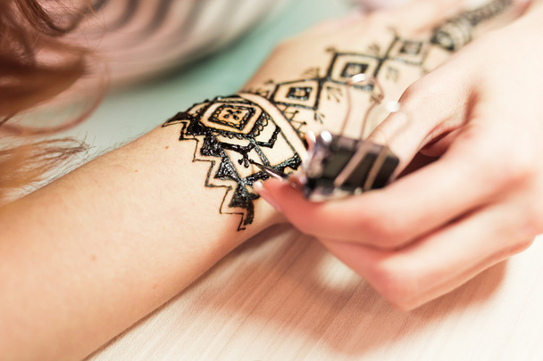 jovem mulher mehendi artista pintura henna na mão
 - Foto, Imagem