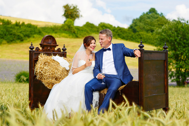 Ζευγάρι ευτυχισμένο γάμο στο πεδίο σιτάρι - Φωτογραφία, εικόνα