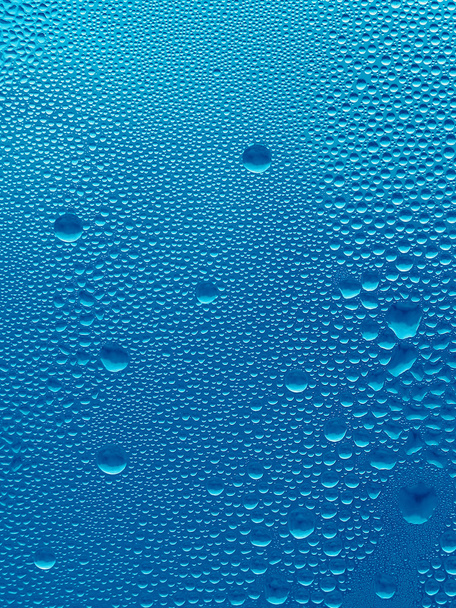 Természetes vízcseppek üvegre - Fotó, kép