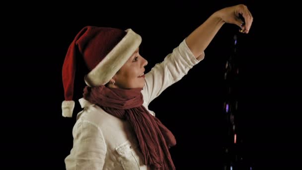 Mujer joven en rojo Navidad Santa vierte confeti
 - Metraje, vídeo