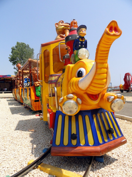 Поезд на слоне, Достопримечательности в Сафари с животными, в парке развлечений, цирке
 - Фото, изображение