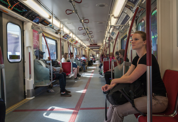 Vrouw reist bovengrondse metro in de middag in Canada - Foto, afbeelding