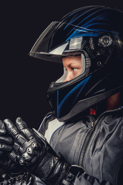 hembra en traje de seguridad de motocicleta
 - Foto, imagen