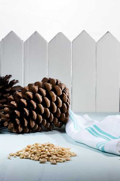 een stapel van Vlerken van pinecones op een houten tafel - Foto, afbeelding