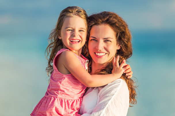 Happy mother and daughter at sea coast - Foto, afbeelding
