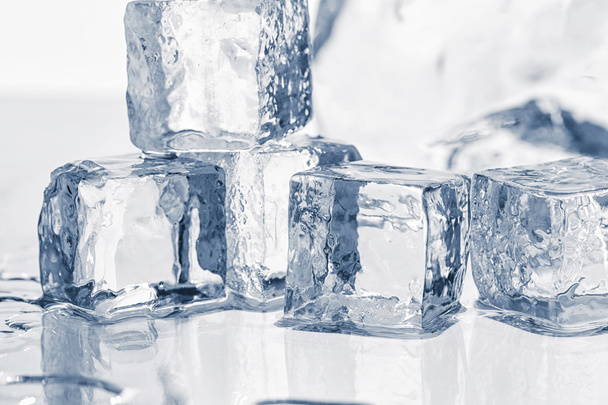 кубики льда на столе - Фото, изображение