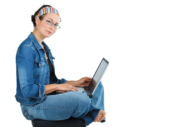 mutlu kadın laptop ile oturuyordu - Fotoğraf, Görsel